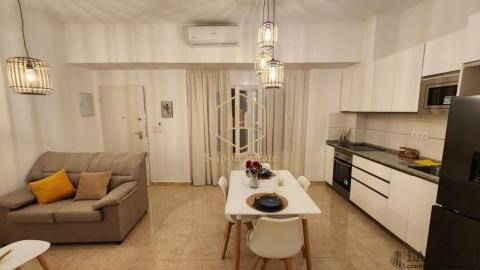 NAPOLI ESTATE presenta esta excelente oportunidad de inversión y vivienda en planta baja con entrada independiente.