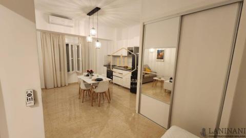 NAPOLI ESTATE presenta esta excelente oportunidad de inversión y vivienda en planta baja con entrada independiente.