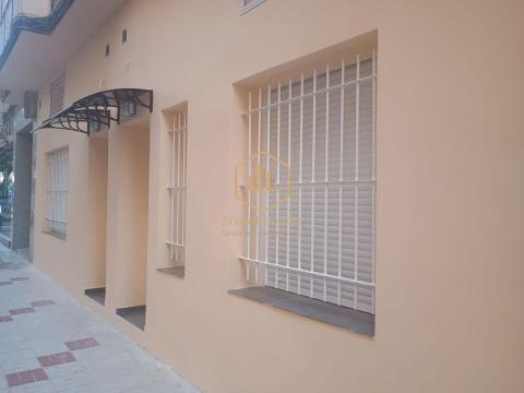 NAPOLI ESTATE presenta esta excelente oportunidad de inversión y vivienda en planta baja con entrada independiente.