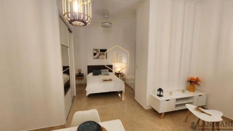 NAPOLI ESTATE presenta esta excelente oportunidad de inversión y vivienda en planta baja con entrada independiente.