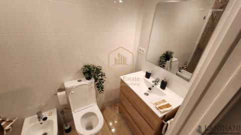 NAPOLI ESTATE presenta esta excelente oportunidad de inversión y vivienda en planta baja con entrada independiente.