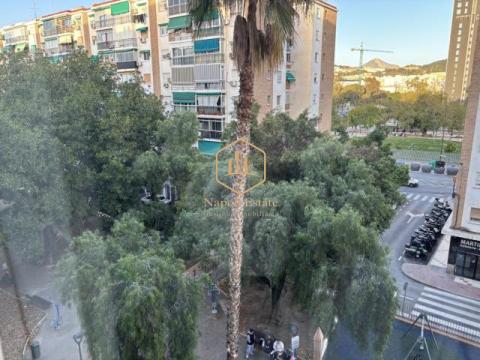 NAPOLI ESTATE presenta esta excelente oportunidad de vivienda en la zona de Martiricos - La Roca, una de las áreas más consolidadas y mejor conectadas de Málaga.