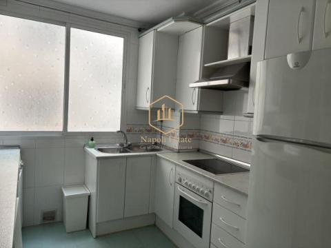 NAPOLI ESTATE presenta esta excelente oportunidad de vivienda en la zona de Martiricos - La Roca, una de las áreas más consolidadas y mejor conectadas de Málaga.