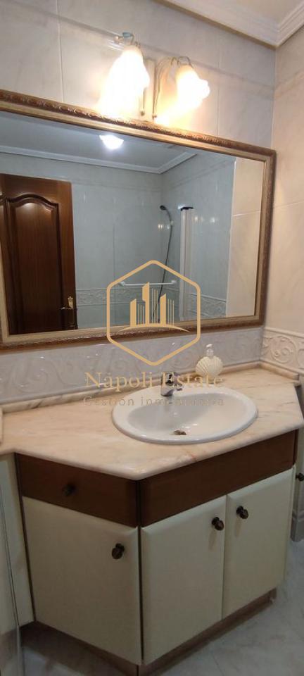 NAPOLI ESTATE presenta en alquiler de larga temporada este amplio y luminoso piso en la zona de Carranque - Haza Cuevas.