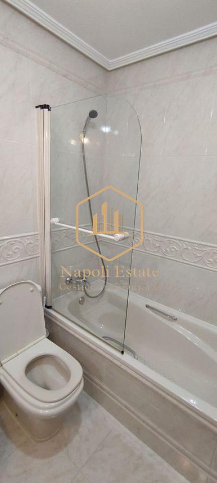 NAPOLI ESTATE presenta en alquiler de larga temporada este amplio y luminoso piso en la zona de Carranque - Haza Cuevas.