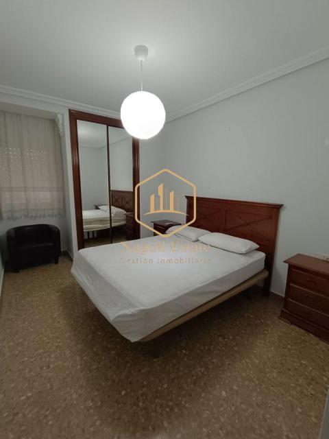 NAPOLI ESTATE presenta en alquiler de larga temporada este amplio y luminoso piso en la zona de Carranque - Haza Cuevas.