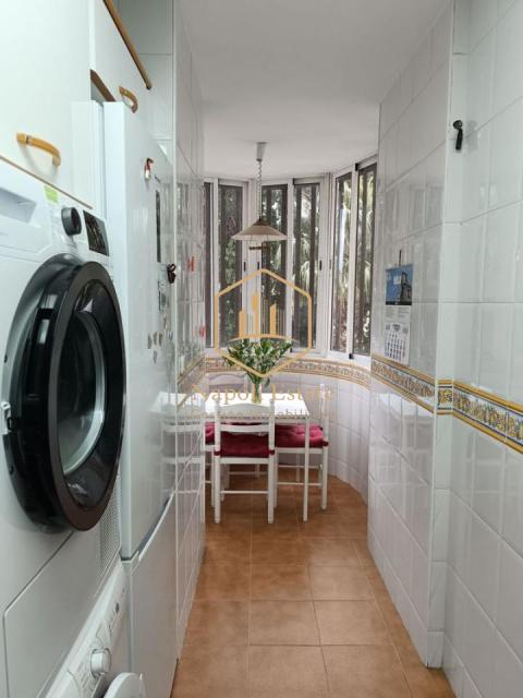 NAPOLI ESTATE presenta en alquiler de larga temporada este amplio y luminoso piso en la zona de Carranque - Haza Cuevas.