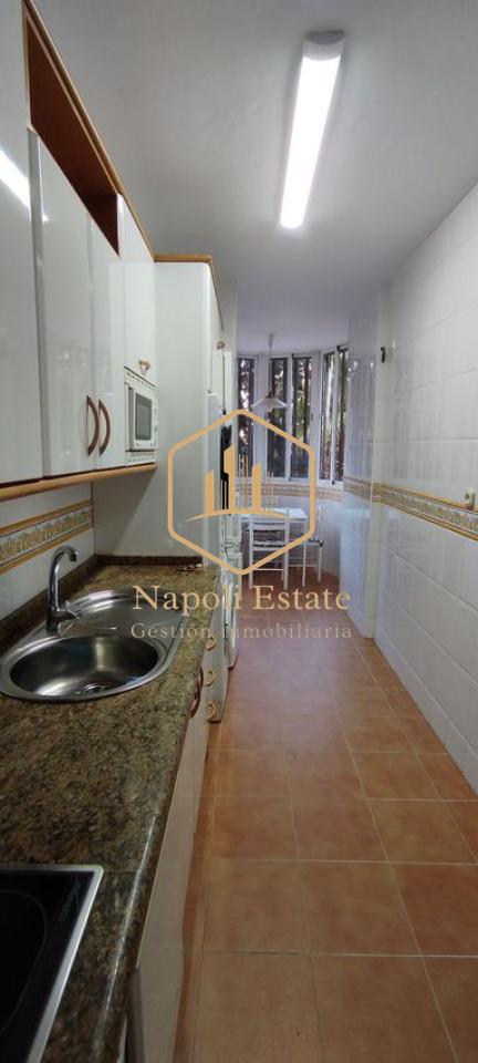NAPOLI ESTATE presenta en alquiler de larga temporada este amplio y luminoso piso en la zona de Carranque - Haza Cuevas.